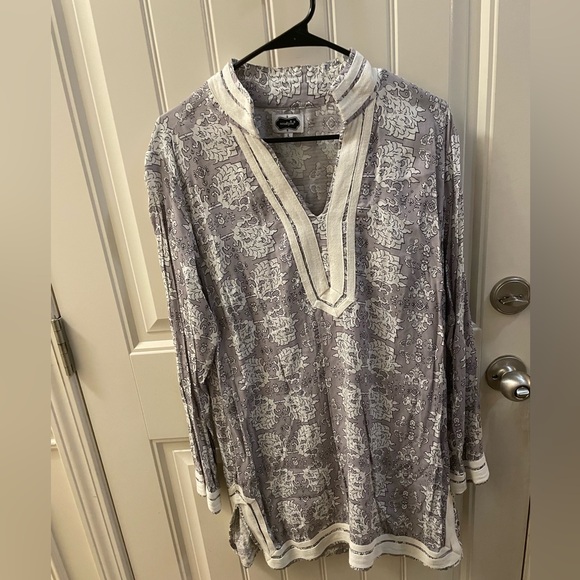 Mud Pie Floral Gray and Cream Top - Picture 1 of 3